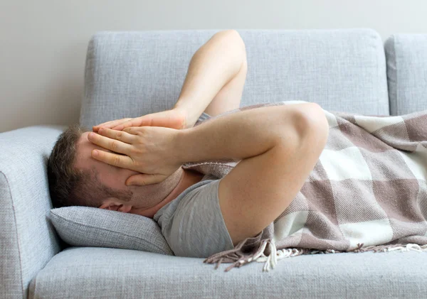 Un hombre guapo no puede dormir. Insomnio . —  Fotos de Stock