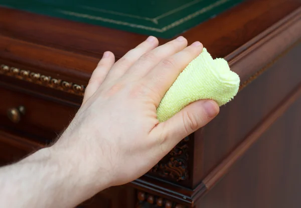 La mano del hombre limpia el polvo de muebles antiguos . —  Fotos de Stock