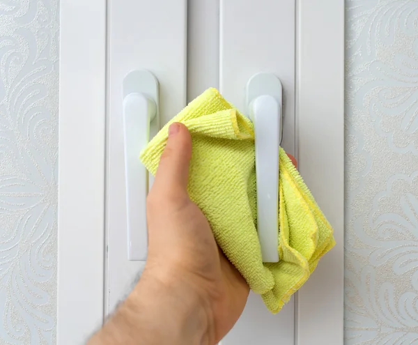 La mano del hombre limpia el polvo del mango de la ventana . — Foto de Stock