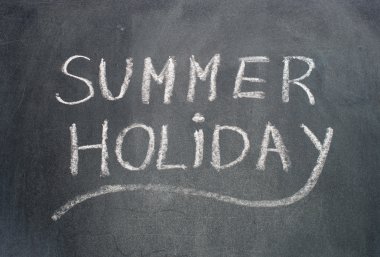 Yaz tatili metin yazı tahtası üzerinde.
