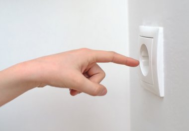 Evde tehlikeli bir durum. Elektrik soketi ile oynayan çocuk.
