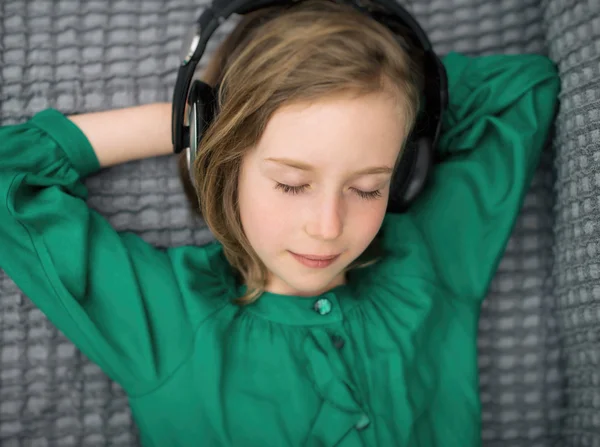 Küçük kız kulaklık müzik dinlemek.