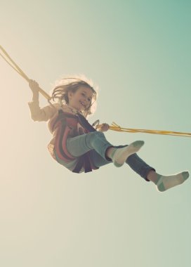 Bungee trambolin halatlar ile küçük kız. Metin için yer.