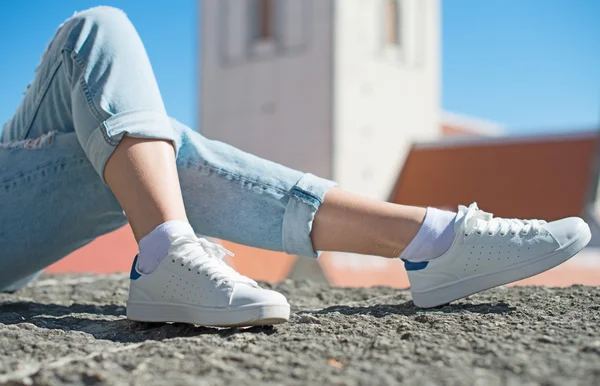 Woman relaxing in the old town. — Stock Photo, Image