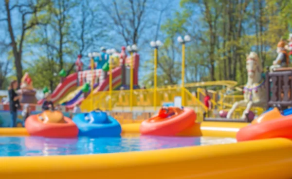 Parque de atracciones de imágenes desenfocadas y borrosas. Adecuado para fondo . — Foto de Stock