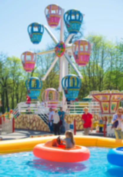 Parque de atracciones de imágenes desenfocadas y borrosas. Adecuado para fondo . — Foto de Stock