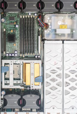 Üstten Görünüm sunucu PC. Anakart, işlemci, soğutucu fanlar ve Ram bellek.