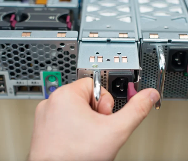 Técnico de computador instalando unidade de fonte de alimentação no servidor . — Fotografia de Stock