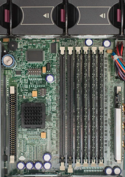 Dentro del servidor pc. Placa base y memoria RAM . — Foto de Stock