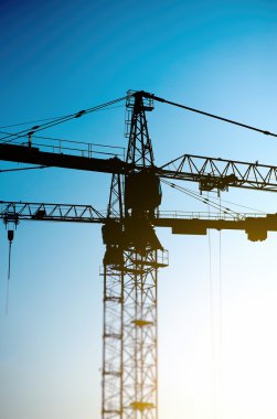 Endüstriyel yapı siluetleri sunset bulvarında vinç.