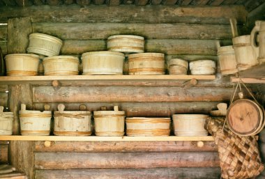 Eski ahşap kase ile depolama rafları.