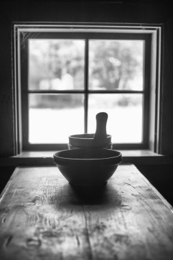 Ahşap masa eski evde yemekleri ile. Siyah ve beyaz.