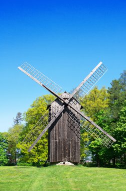 Eski Estonyalı yel değirmeni tepe üzerinde.