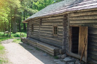 Yaz aylarında eski Estonyalı çiftlik.
