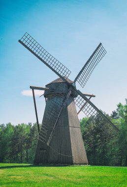 Eski Estonyalı yel değirmeni tepe üzerinde.