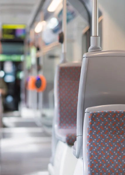 Moderner Stadtbus-Innenraum. Leerer Bus. — Stockfoto