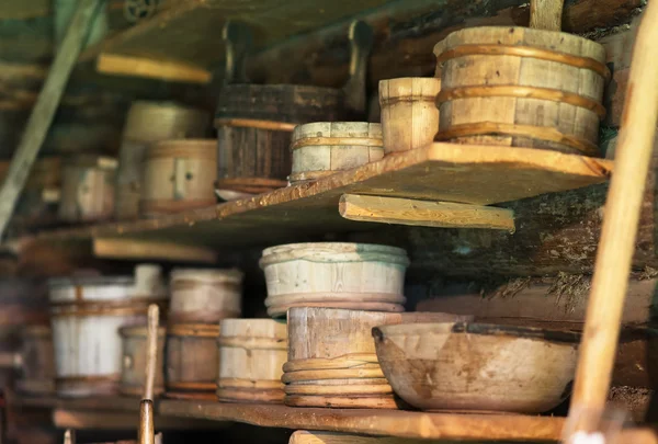 Prateleiras de armazenamento com tigelas de madeira velhas . — Fotografia de Stock