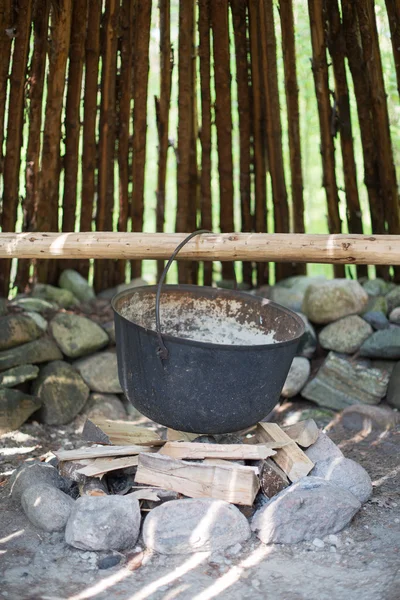 Pentola per cucinare sul fuoco . — Foto Stock