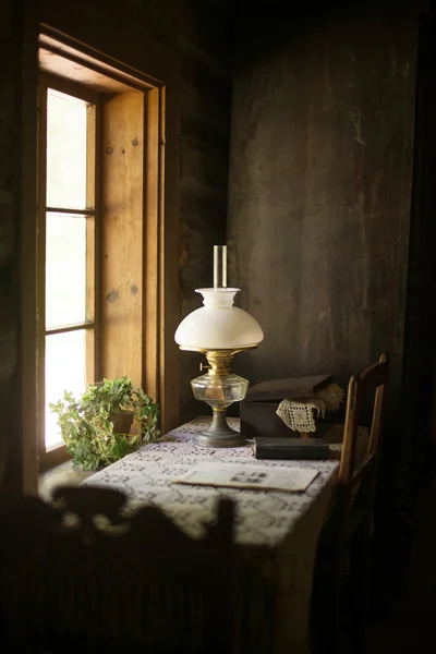 Ancienne maison intérieure avec lampe et table . — Photo