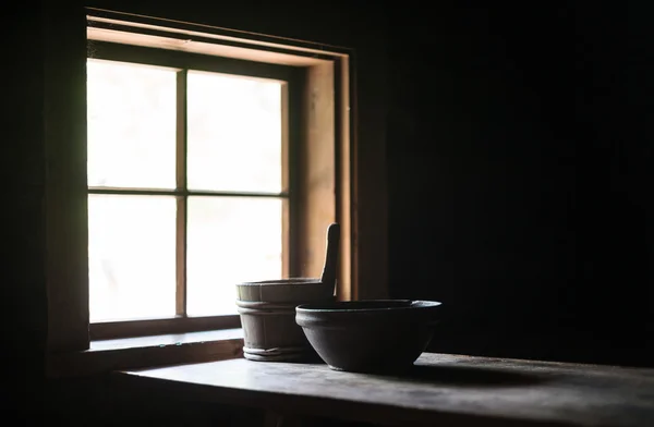 Mesa de madera con platos en casa antigua . — Foto de Stock