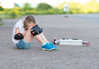 Küçük kız scooter sokağa düştü..