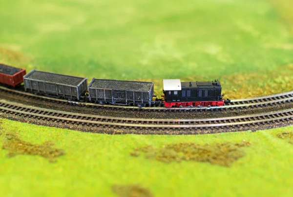 Město v malém. Miniaturní model vlaku s vozy. — Stock fotografie