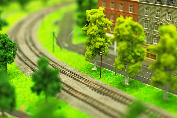 Stad in miniatuur. Spoorweg in de buurt van huizen. — Stockfoto