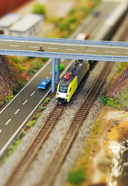 Stad in miniatuur. Elektrische trein in de buurt van de speedway. — Stockfoto