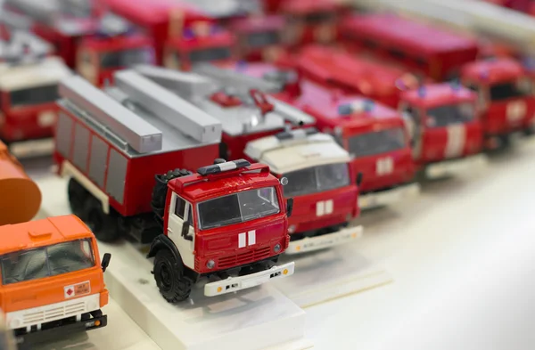 Modèles miniatures de voitures de pompiers dans l'atelier . — Photo