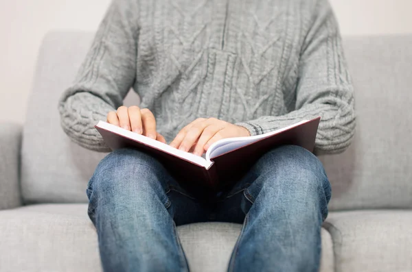 Hombre ciego leyendo el libro Braille en el sofá . — Foto de Stock