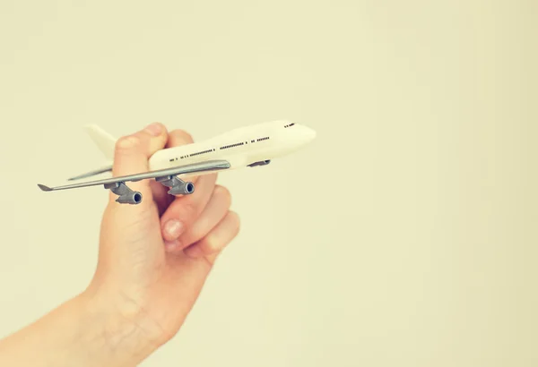 Niño sosteniendo la mano modelo de avión. Lugar para el texto . — Foto de Stock