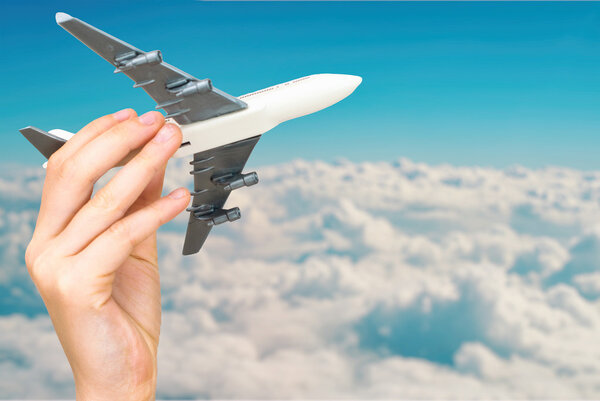 Ребенок держит модель самолета. Место для текста
.