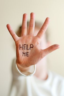 Çocuk yardıma ihtiyacım var. Şiddet kavramı.