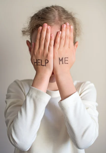 Barn behöver hjälp. Liten flicka gråter. — Stockfoto