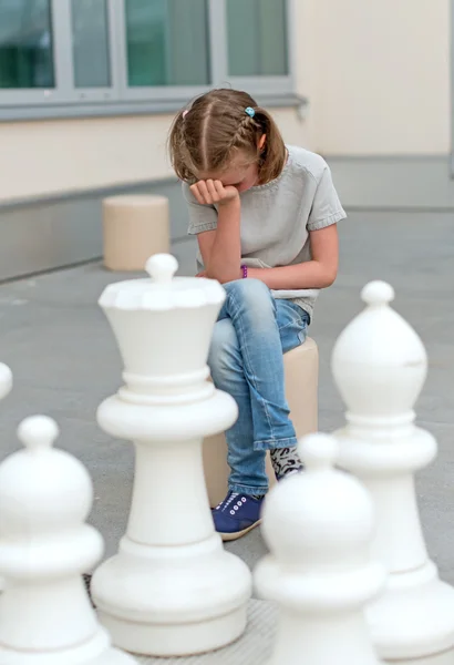 Little girl playing outdoor chess game. — Stock Photo, Image