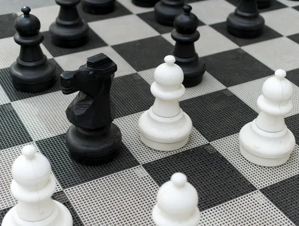 Υπαίθριο σκάκι σκάφους με μεγάλα πλαστικά στοιχεία. — Φωτογραφία Αρχείου