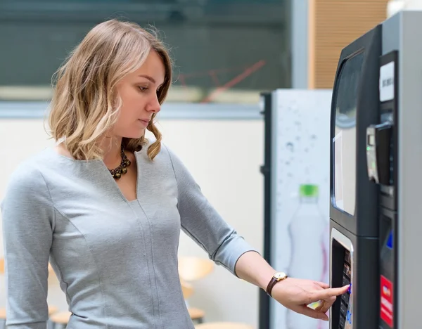 Bella donna con distributore automatico di caffè . — Foto Stock