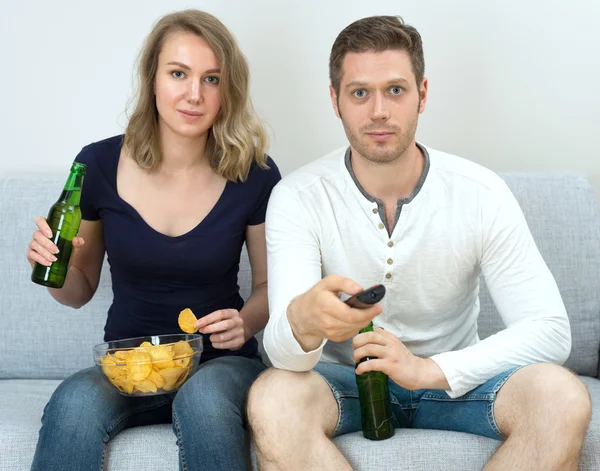 Uomo e donna guardando partita di sport in tv . — Foto Stock