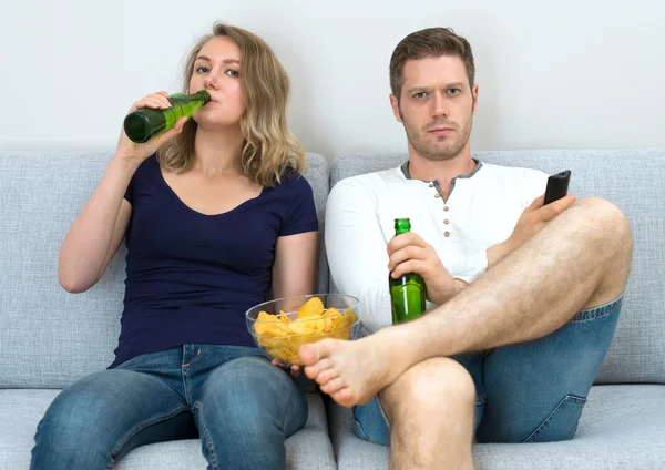 Uomo e donna guardando partita di sport in tv . — Foto Stock