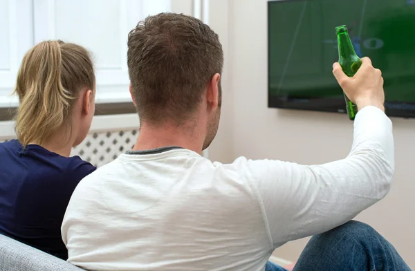 Casal assistindo futebol americano na tv . — Fotografia de Stock