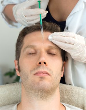 Yakışıklı adam enjeksiyon olmaya başladı. Estetik güzellik kavramı.