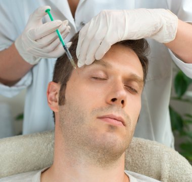 Yakışıklı adam enjeksiyon olmaya başladı. Estetik güzellik kavramı.