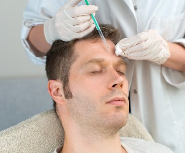 Yakışıklı adam enjeksiyon olmaya başladı. Estetik güzellik kavramı.