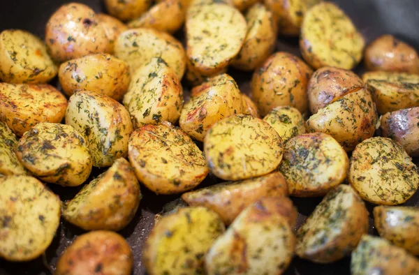 Крупним планом смажена картопля з кропом . — стокове фото