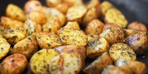 Vista ravvicinata delle patate fritte con aneto . — Foto Stock