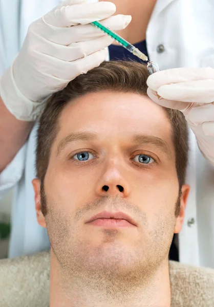 Um homem bonito vai ser injectado. Conceito de beleza estética . — Fotografia de Stock