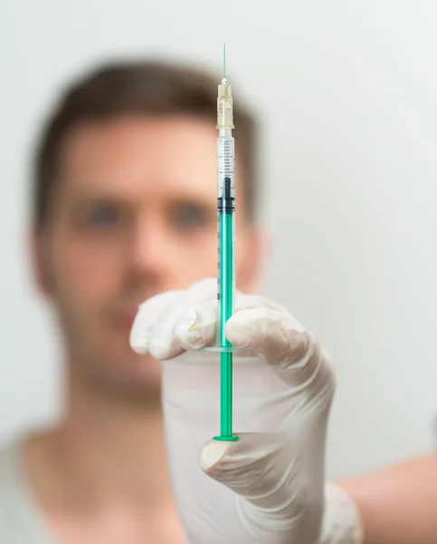 Seringue pour les mains du médecin avec injection . — Photo