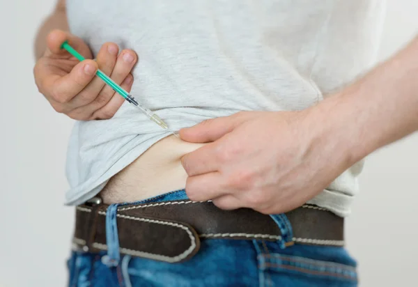 Man die zichzelf geeft insuline schot injectie. — Stockfoto