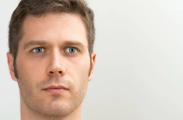 Retrato de hombre guapo de ojos azules. Espacio para tu texto . —  Fotos de Stock