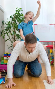 Baba ve kızı evde oynamak.